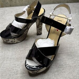Luichiny Platform Heels Black Patent Snake Print 
Size 7